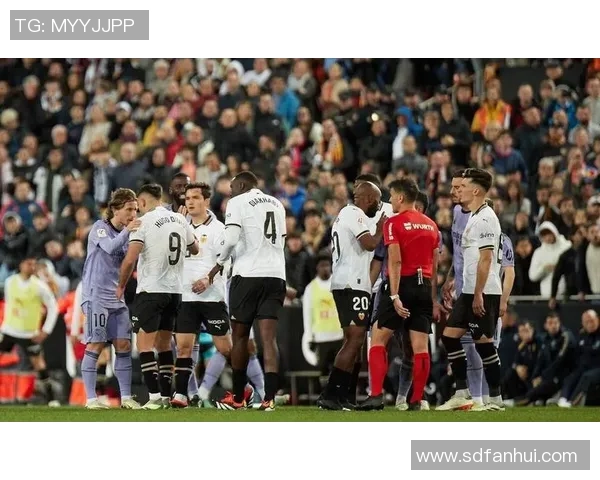 西甲激战:多特蒙德大胜尤文图斯乌龙球引发争议判罚全场沸腾